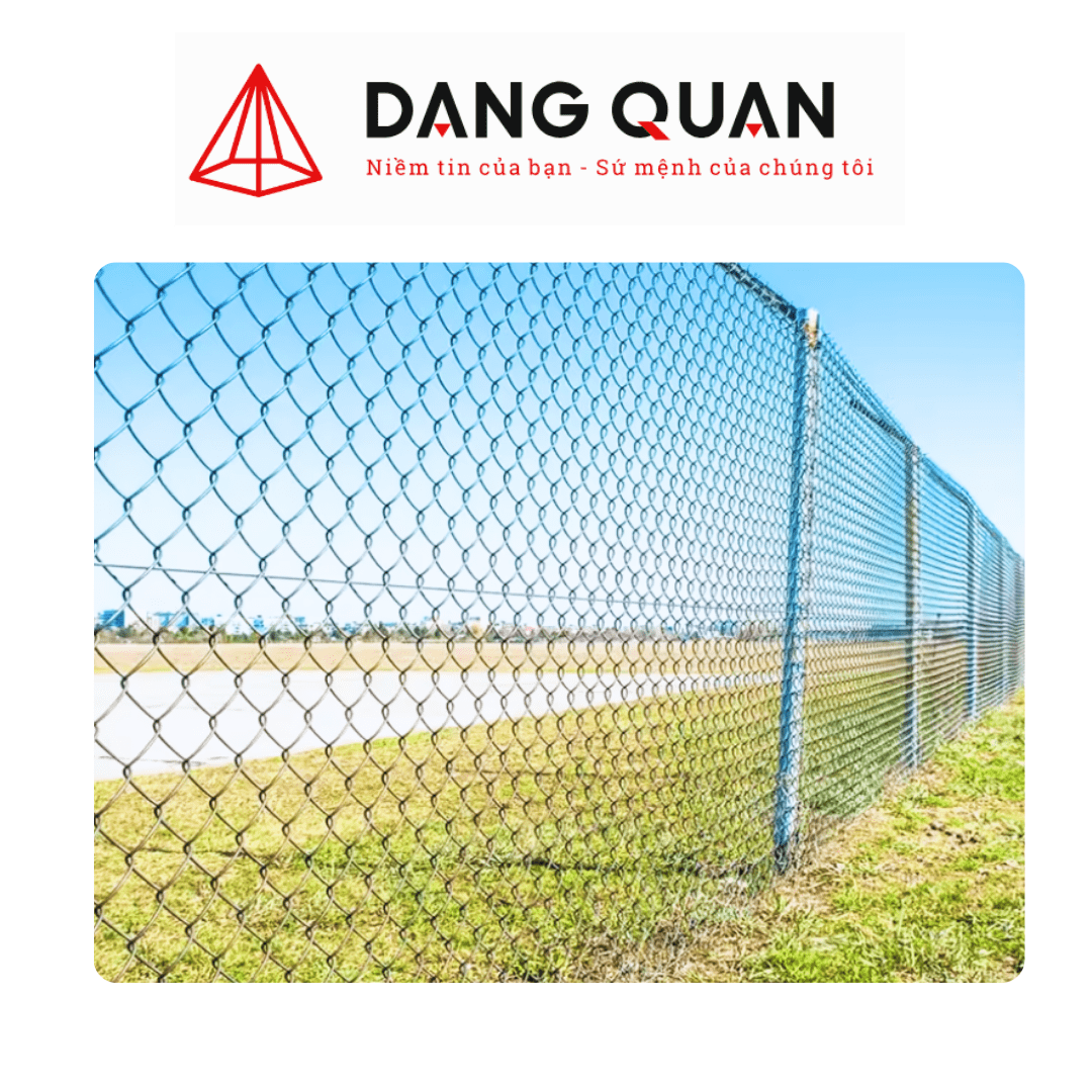 Khung lưới sắt hàng rào được lắp đặt vững chắc, đảm bảo an toàn cho khu vực thi công công trình xây dựng phức tạp